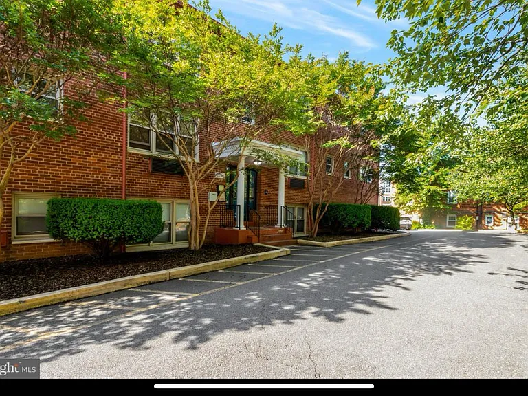 2036 N Woodrow St — Photo 3