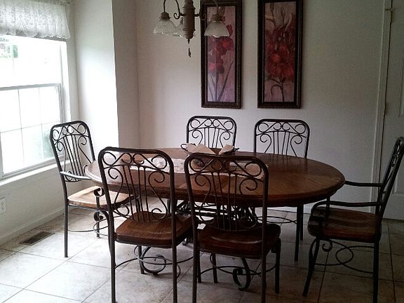 Eat in kitchen area