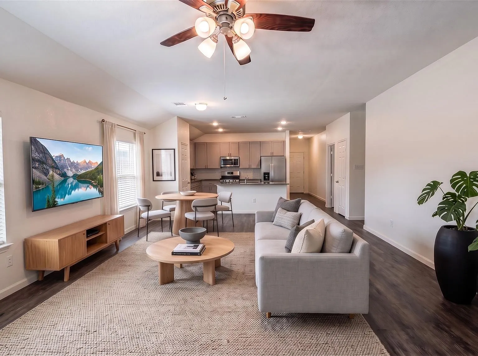 4 bed, 2.5 bath, 1930 sqft, $2,400 — Photo 2