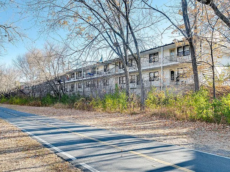 Trailway Apartments — Photo 17