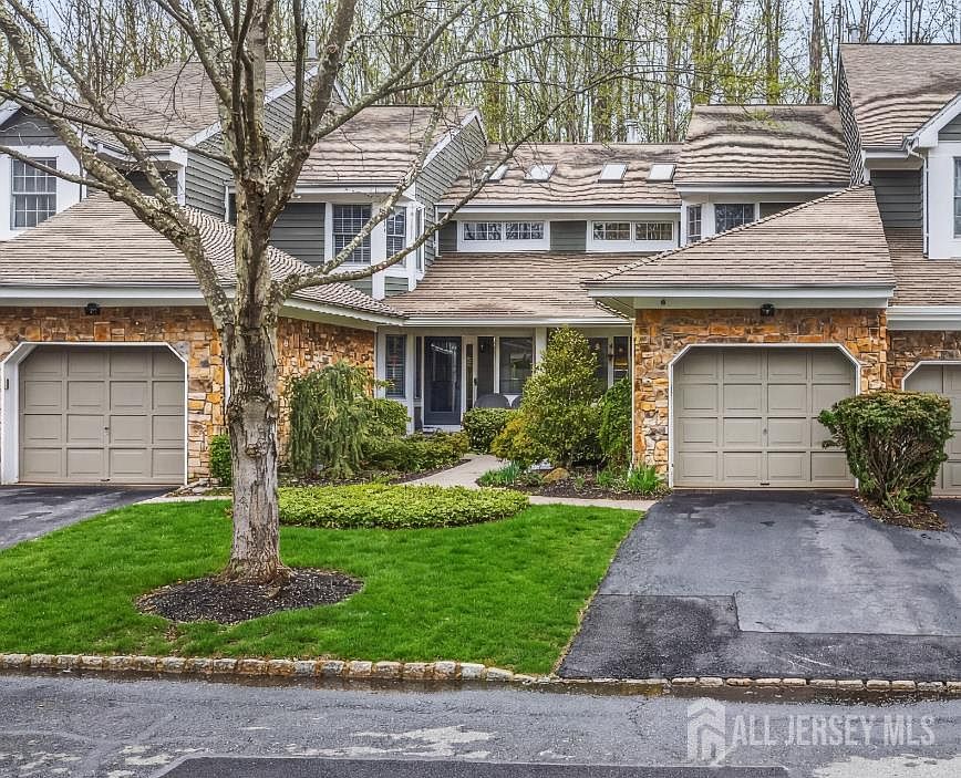 1st image of 32 Coriander Dr S