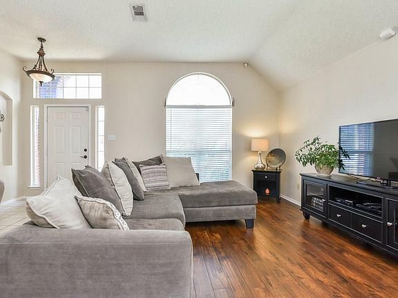 2nd image of 1109 Deer Valley Ln
