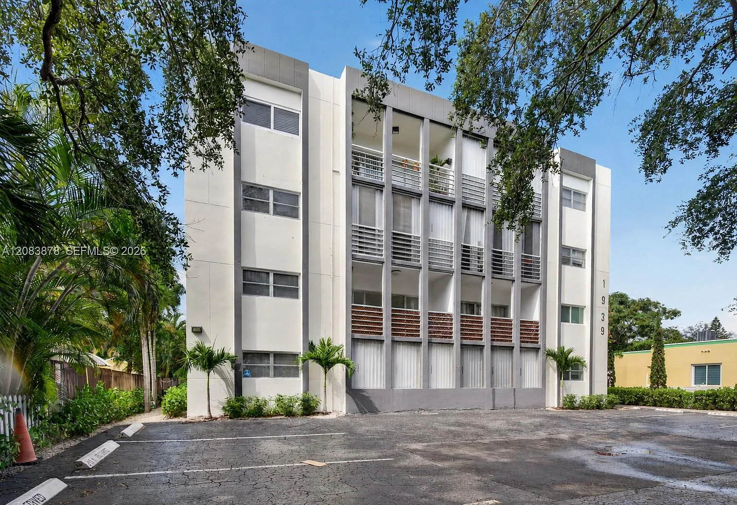 2 bed, 2.0 bath, 965 sqft, $2,300 — Photo 1