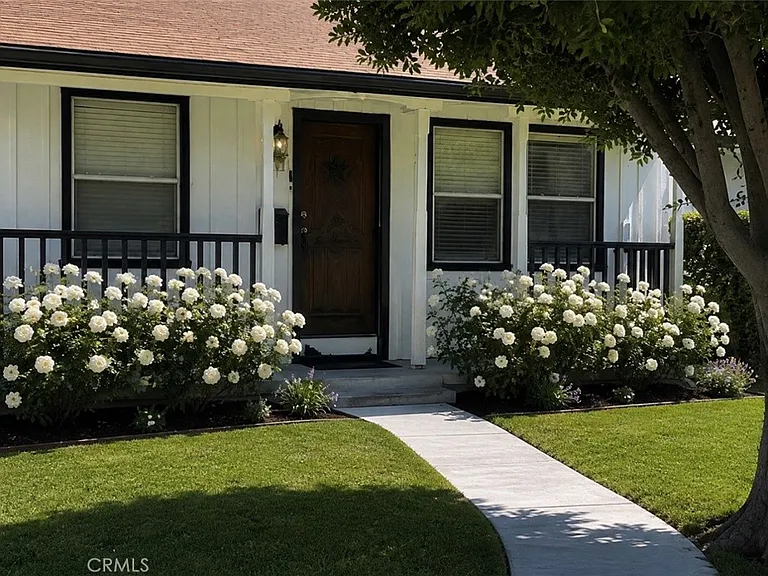 13016 Archwood St — Photo 3