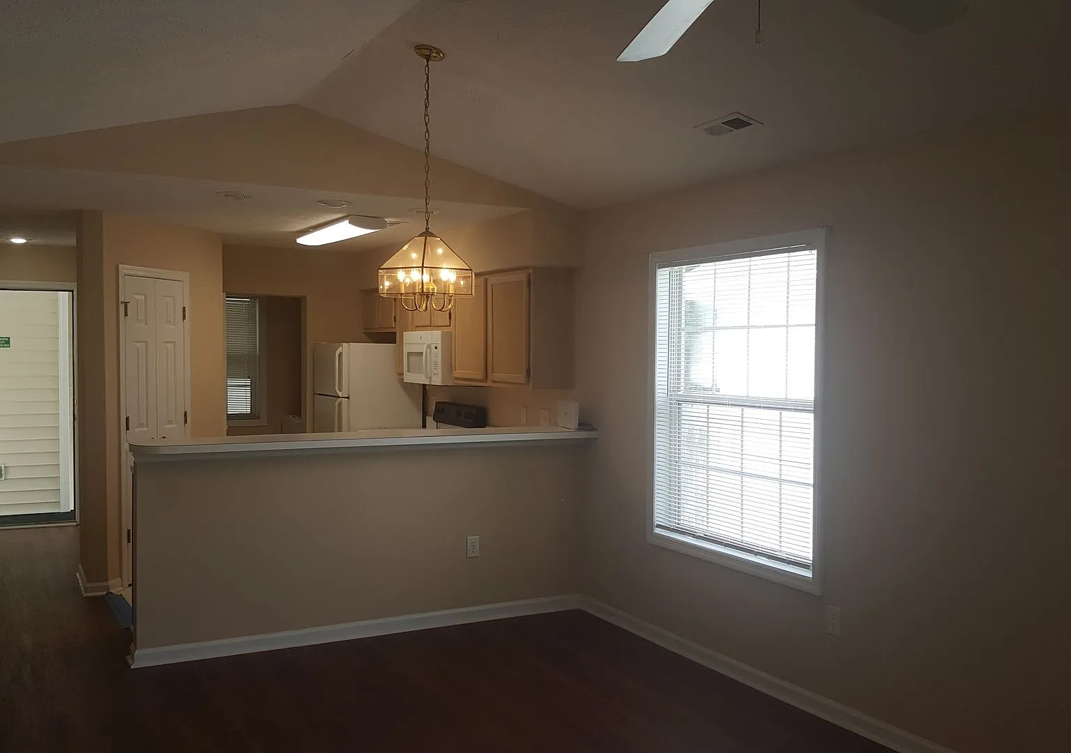 3rd Floor 2 Bedroom in River Oaks — Photo 3