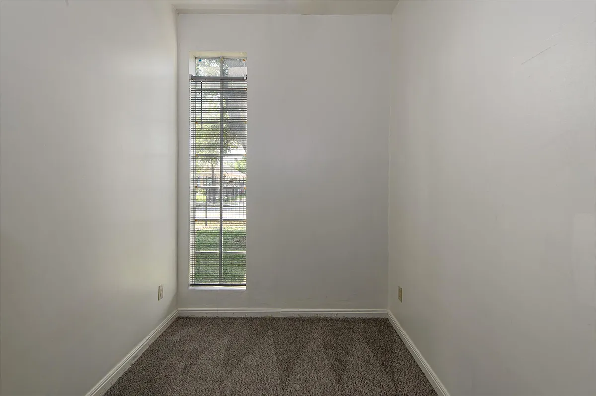 Building Photo - 4705 Lyons Ave #5