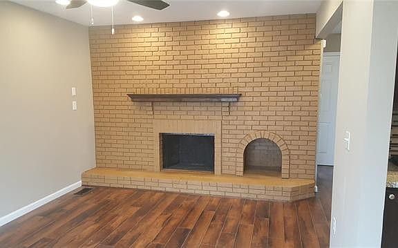 FamRm fireplace wood burning