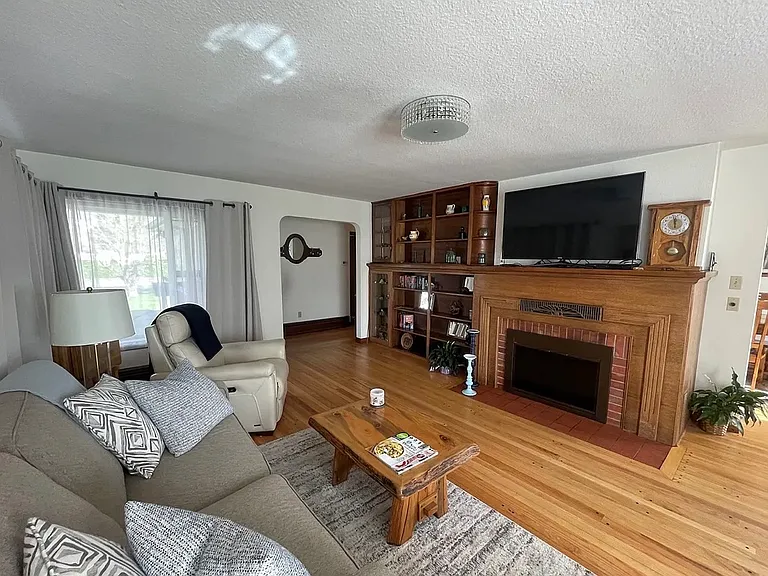 816 W Pioneer — Photo 8