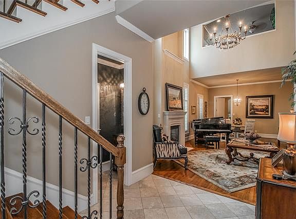 4th image of 810 Thornbury Way