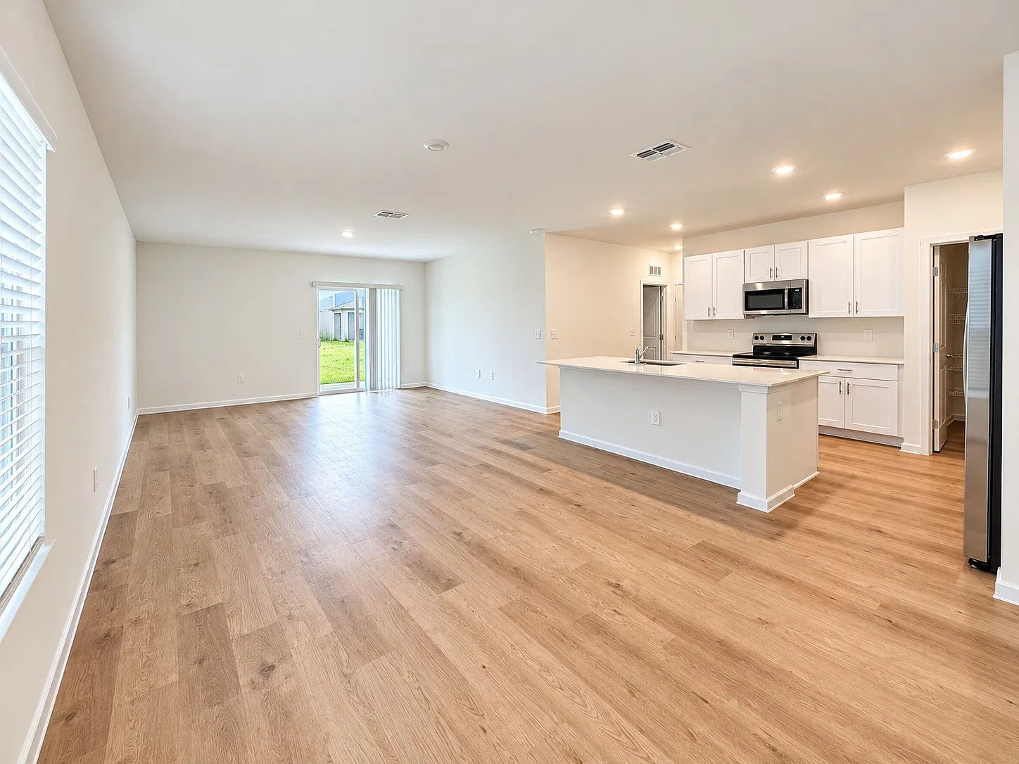 6 bed, 2700 sqft, $3,199 — Photo 2