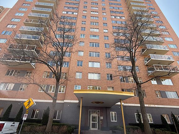 2nd image of 221 W 48th St APT 1403