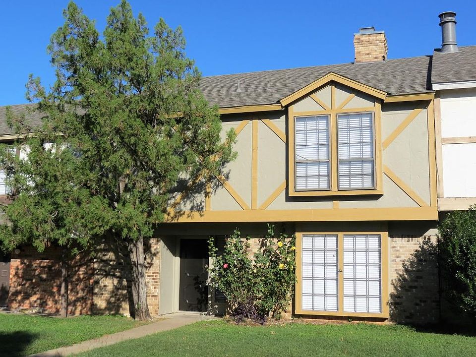 Updated 3 bed 2.5 bath two story townhome