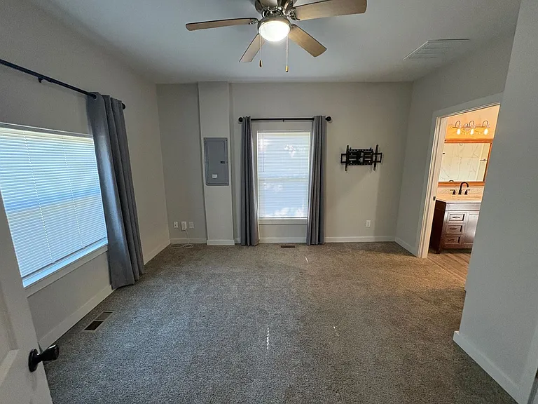 812 W Pershing St — Photo 7