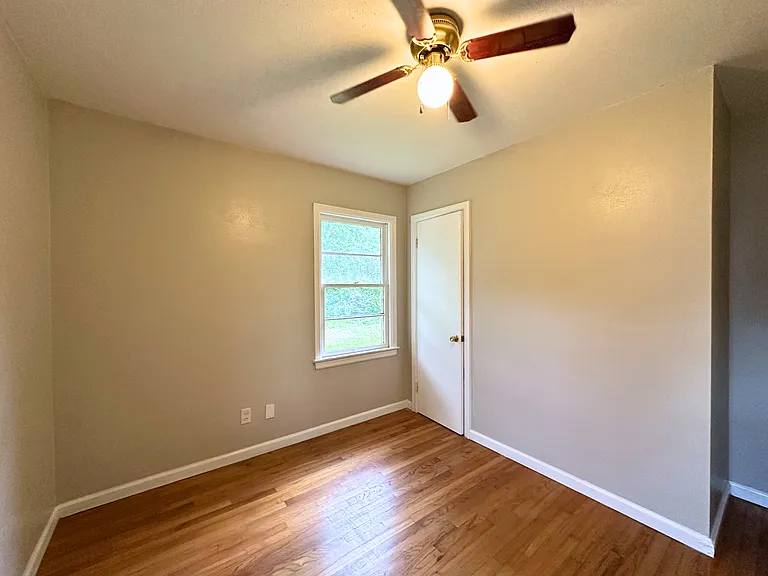 916 Delmar Dr — Photo 12