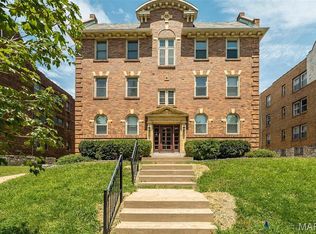 7537 Buckingham Dr, Saint Louis, MO 63105