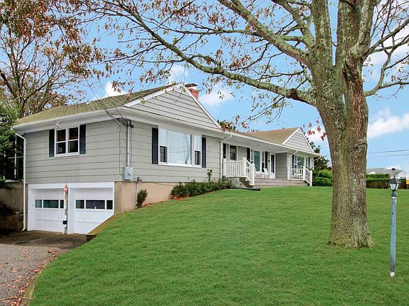 3rd image of 51 Peconic Ave