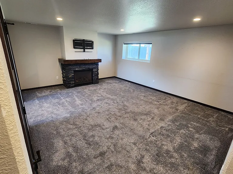 557 Mace Dr — Photo 14