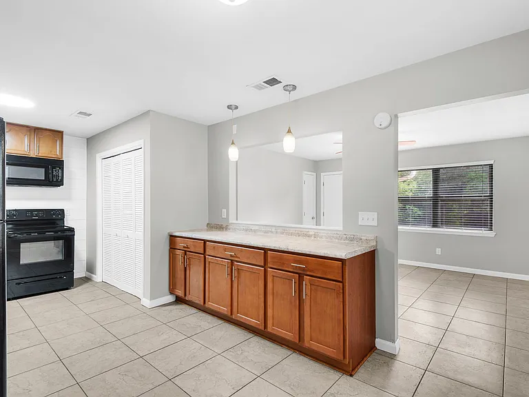 63 Jackson Ave — Photo 6