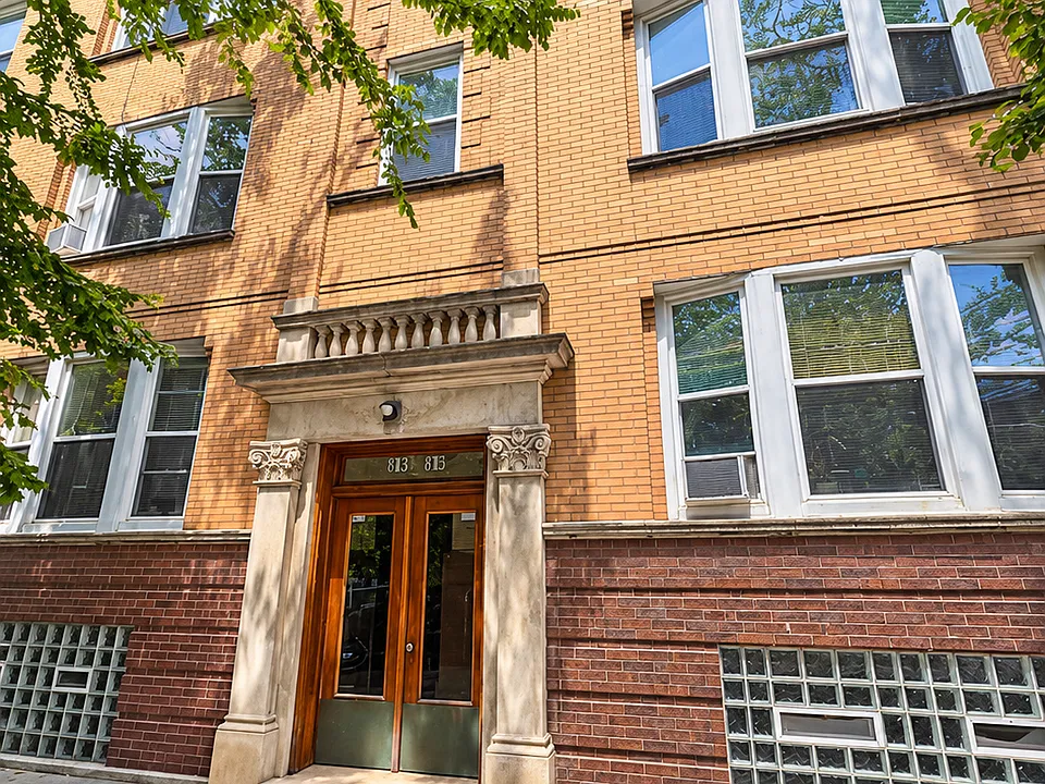 814 W Cornelia Ave #2