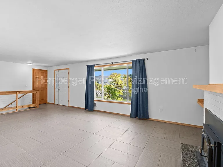 1703 N Walnut Rd — Photo 4