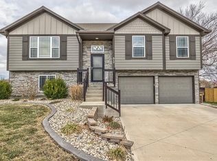 517 S Silver Top Ln, Raymore, MO 64083