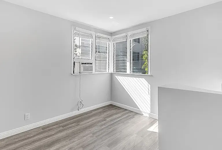 Oakhurst Apartments — Photo 10