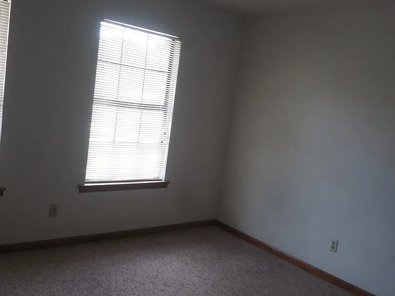822 Village Dr — Photo 6