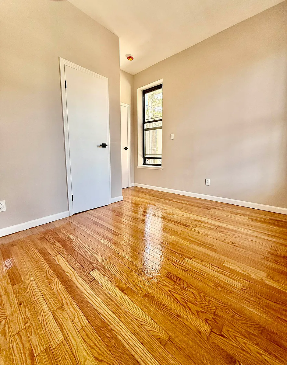 Building Photo - 110 E 1st St #2-F