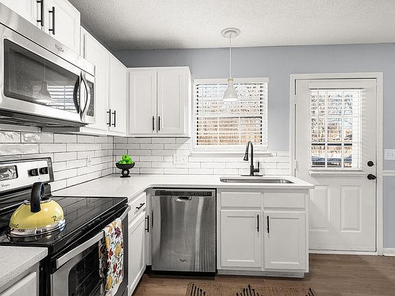 5th image of 906 Lauren Ct #906