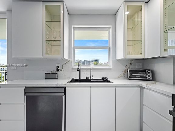4th image of 137 Golden Isles Dr APT 305