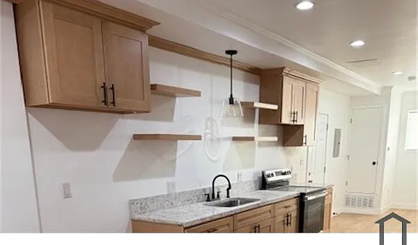 1706 S Western Ave — Photo 4