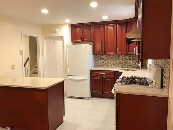 4th image of 10 Taft Ct