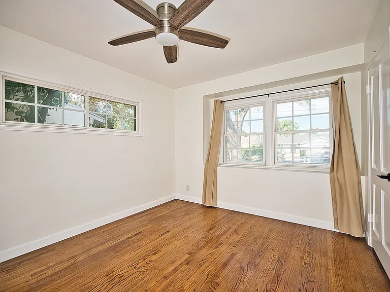 23220 Sylvan St — Photo 28