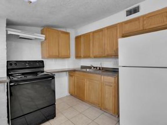 3rd image of 549 Mulberry St APT 4