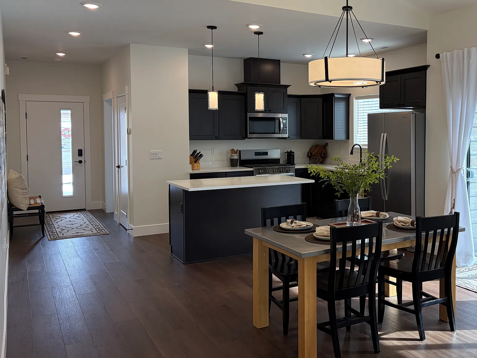 3 bed, 1486 sqft, $3,995 — Photo 4