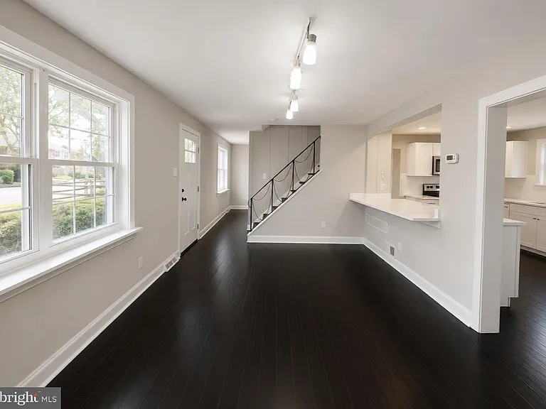 256 W Beidler Rd — Photo 6