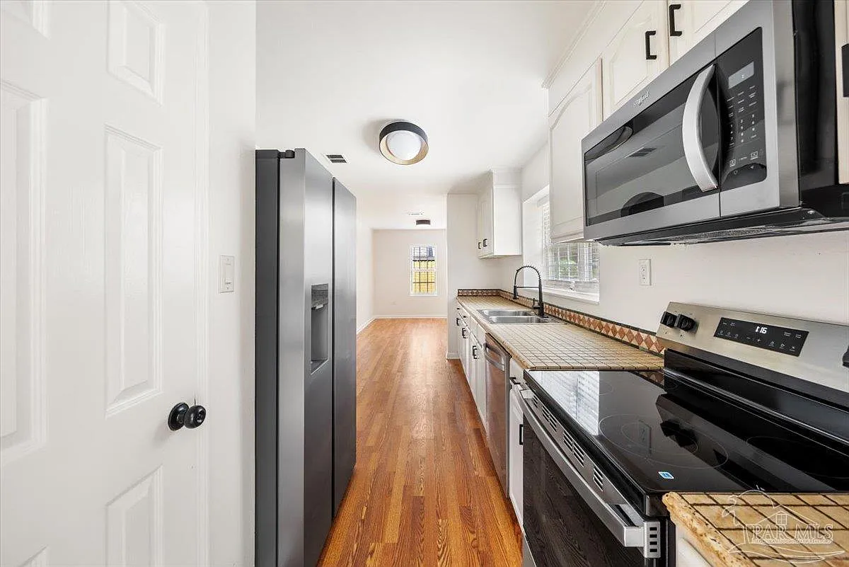 2 bed, 800 sqft, $1,375 — Photo 2