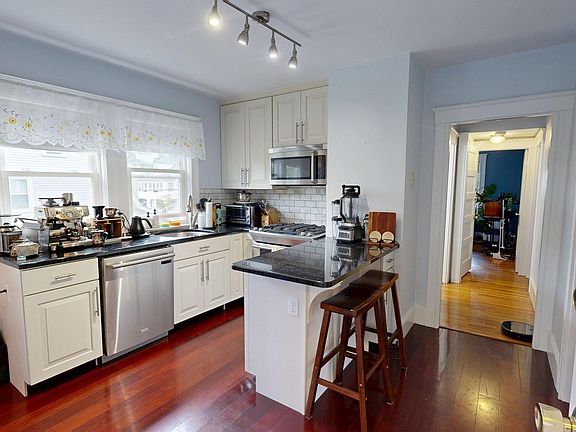 4th image of 75 Bowen Ave