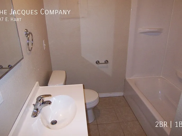 107 E Hart St — Photo 3