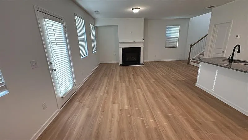 3 bed, 2021 sqft, $2,200 — Photo 3