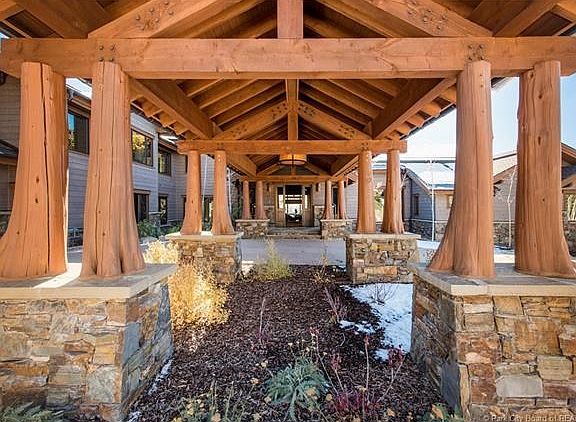 Porte cochere
