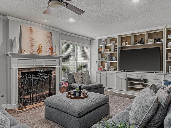 4th image of 1800 Covey Dr