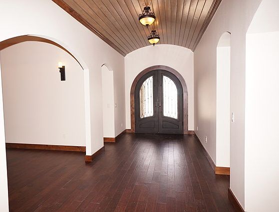2nd image of 402 Bella Vista Cir
