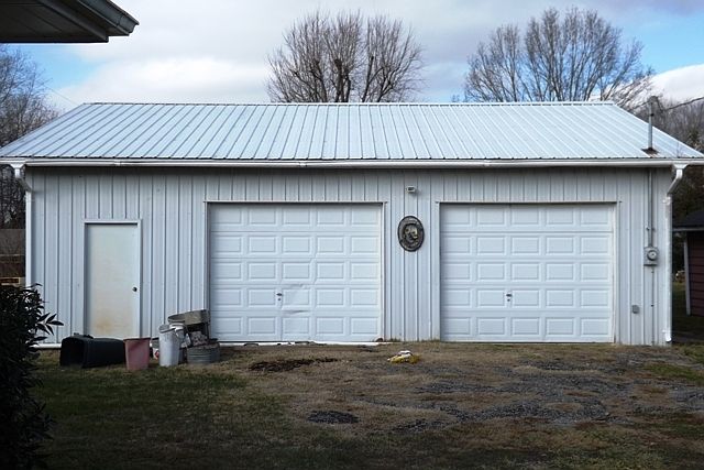 2nd image of 627 Shawnee Dr