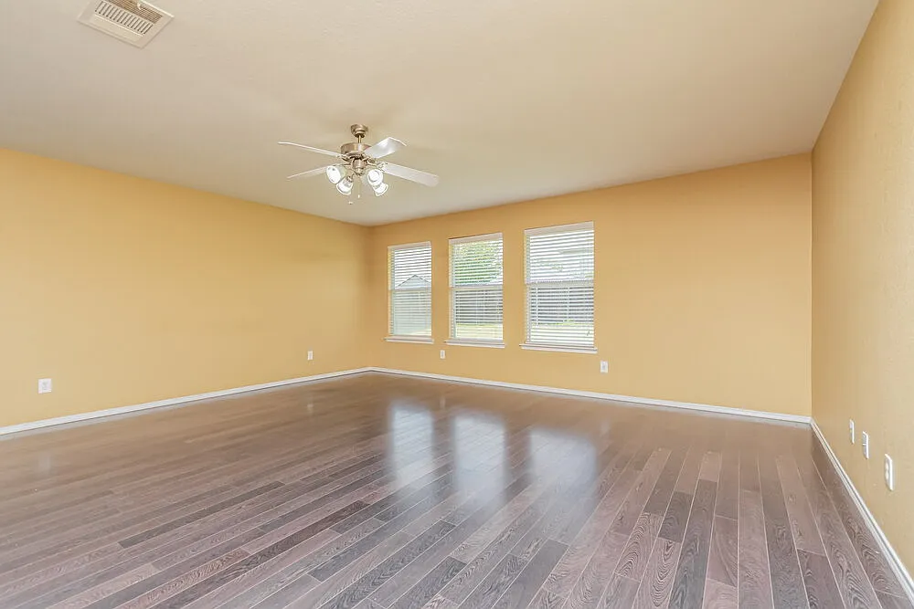 3 bed, 2.0 bath, 1770 sqft, $2,045 — Photo 3