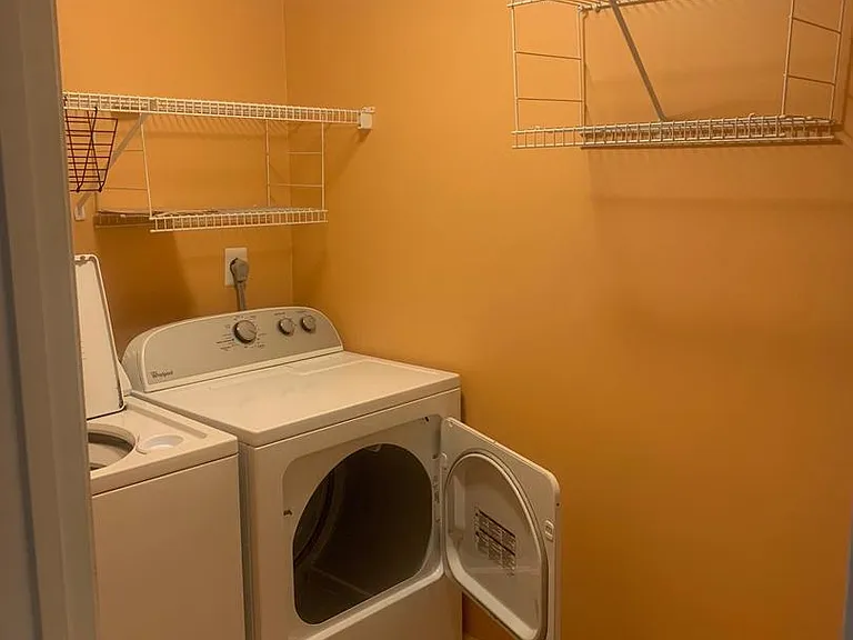55 Taverngreen Ct — Photo 4