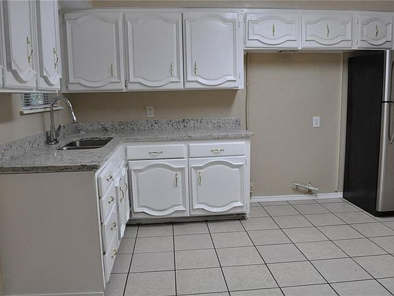 5th image of 206 Lynn St