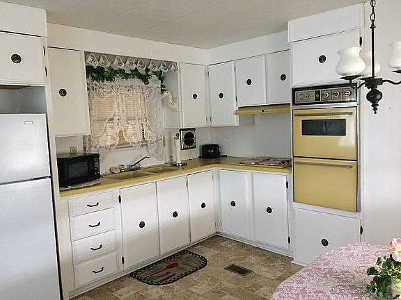 3rd image of 2714 Pond Dr