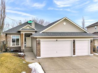 151 SW Hawkmere Vw, Chestermere, AB T1X1T8