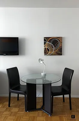 Rented by R New York | media 7